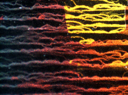 Alumīnija virsmas pārklājums ar nanodaļiņām, tumšā lauka mikroskopa attēls.
